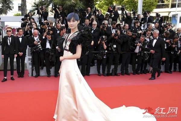 李宇春嫁78岁外国富翁老公婚礼事件 只是有经验的保镖