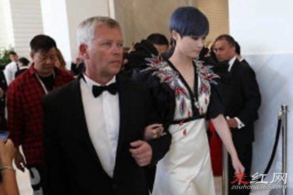 李宇春嫁78岁外国富翁老公婚礼事件 只是有经验的保镖