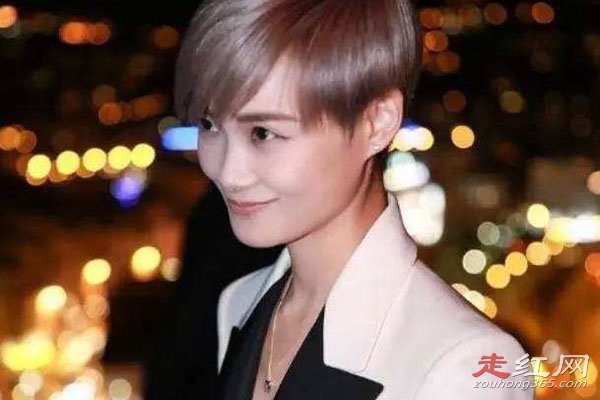 李宇春嫁78岁外国富翁老公婚礼事件 只是有经验的保镖