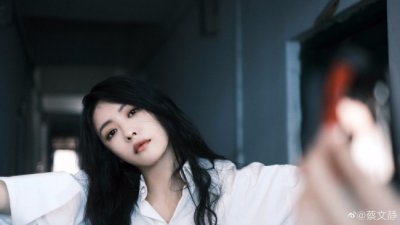 ​夏日色彩！蔡文静穿明黄色吊带裙俏皮灵动