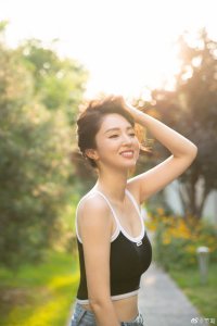 ​辣妈董璇夏日清凉写真曝光 穿吊带身材完美