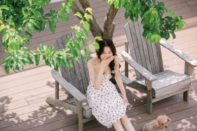 ​秦岚晒照为自己庆生 穿吊带裙身材吸睛