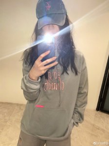 ​休闲装也美！刘诗诗鸭舌帽配红唇又飒又美