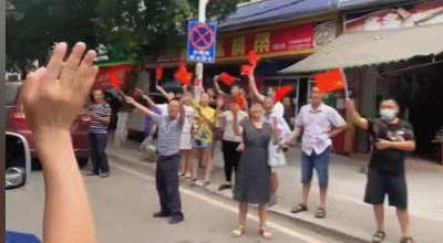 ​“不开门走不脱哟！”