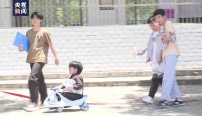 ​“扭扭车男孩”开学报到，获得新身份！