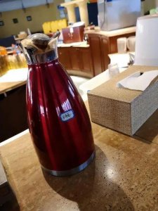 ​离谱！一酒店用茶壶装消毒水！顾客一大口喝下去……