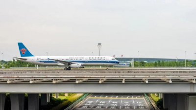 ​广州这趟航班延迟 42 分钟起飞，乘客们却说“很值得”……