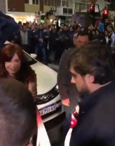 ​惊魂一刻！阿根廷副总统被枪指脑袋，意外卡壳逃过一劫，嫌犯住所搜出上百枚子