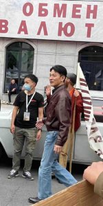 ​刘德华现身哈尔滨拍戏 ＂不老男神＂造型复古状态好