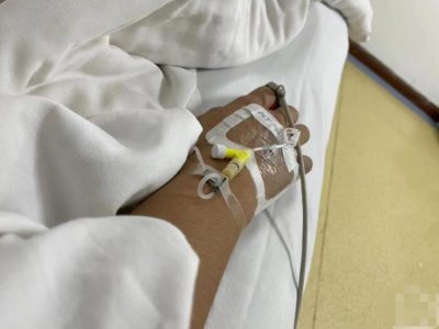 ​小伙吃自热锅，把发热包也扔进去一起煮了！结果……