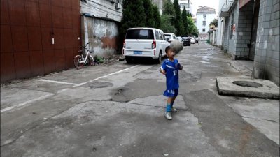 ​视频火了！浙江 8 岁男孩“花式”控球：我是为球而生的