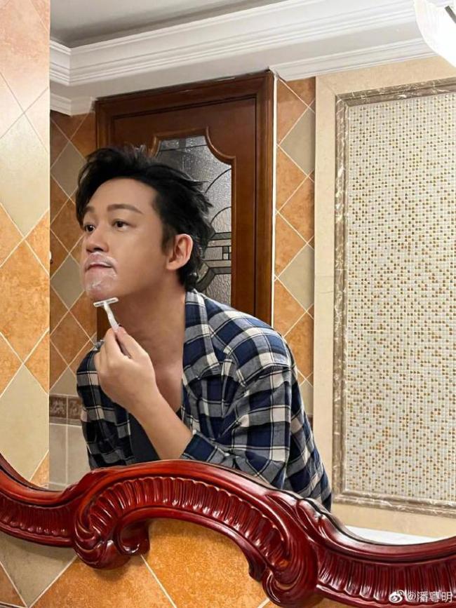 潘粤明晒照纪念