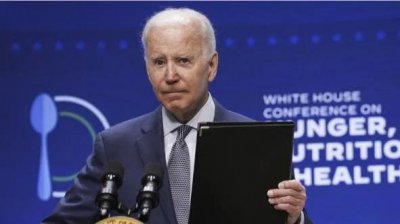 ​尴尬！拜登演讲时喊话已故议员：你在现场吗？