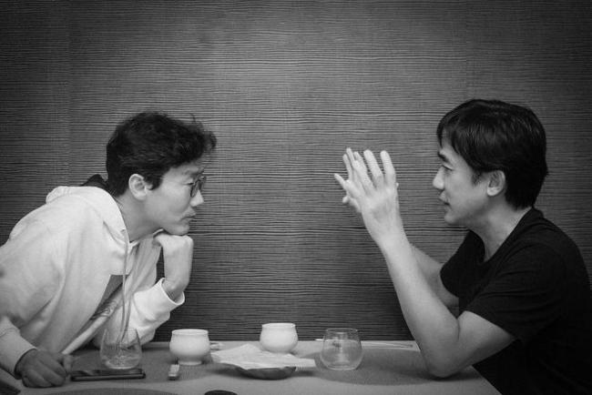 梁朝伟参演新一季鱿鱼游戏？刘嘉玲晒与导演合照