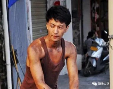 ​农民工帮忙扛水泥上 10 楼，看房主寒酸只收 100，打开背包愣住了