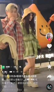 ​温碧霞四川吃火锅被偶遇，穿短裤美腿吸睛，身材纤细状态佳