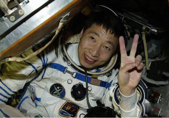 杨利伟哪一年登录了 第一次几几年上太空登月