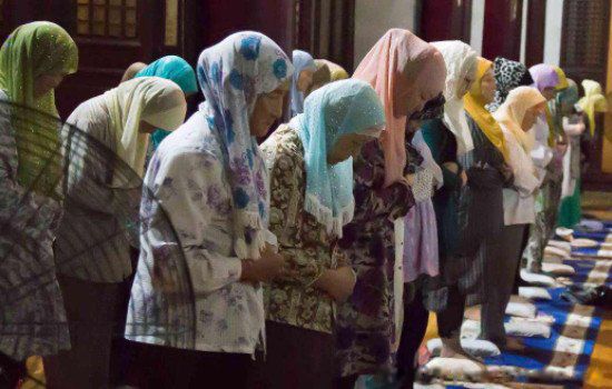 伊斯兰教信奉的神真主安拉是谁 和穆罕默德是一个人吗