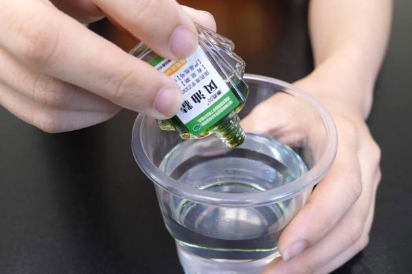 风油精事件女主角 外国女人装疯卖傻