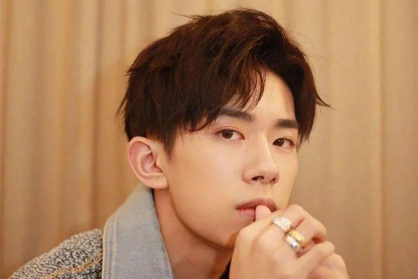 易烊千玺称哭是因为被肯定 作为演员已经是评价很高了