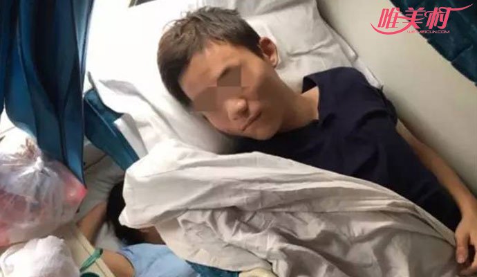 男生手伸女孩被窝