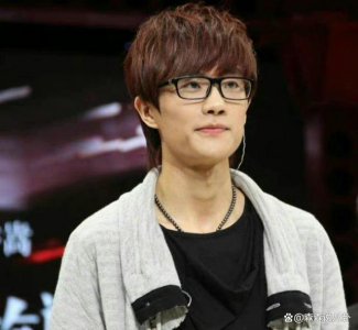 ​许嵩新恋情曝光，牵手高颜值美女回家，女方肤白腿长还会撩人