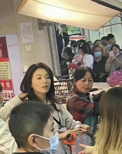 ​刘涛菜市场拍戏引一大群路人围观，生图皮肤光滑细腻超能打