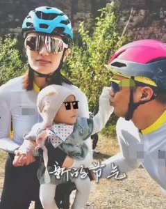 ​李亚鹏晒出一家三口合照，老婆女儿罕露脸，妹妹与李嫣神似