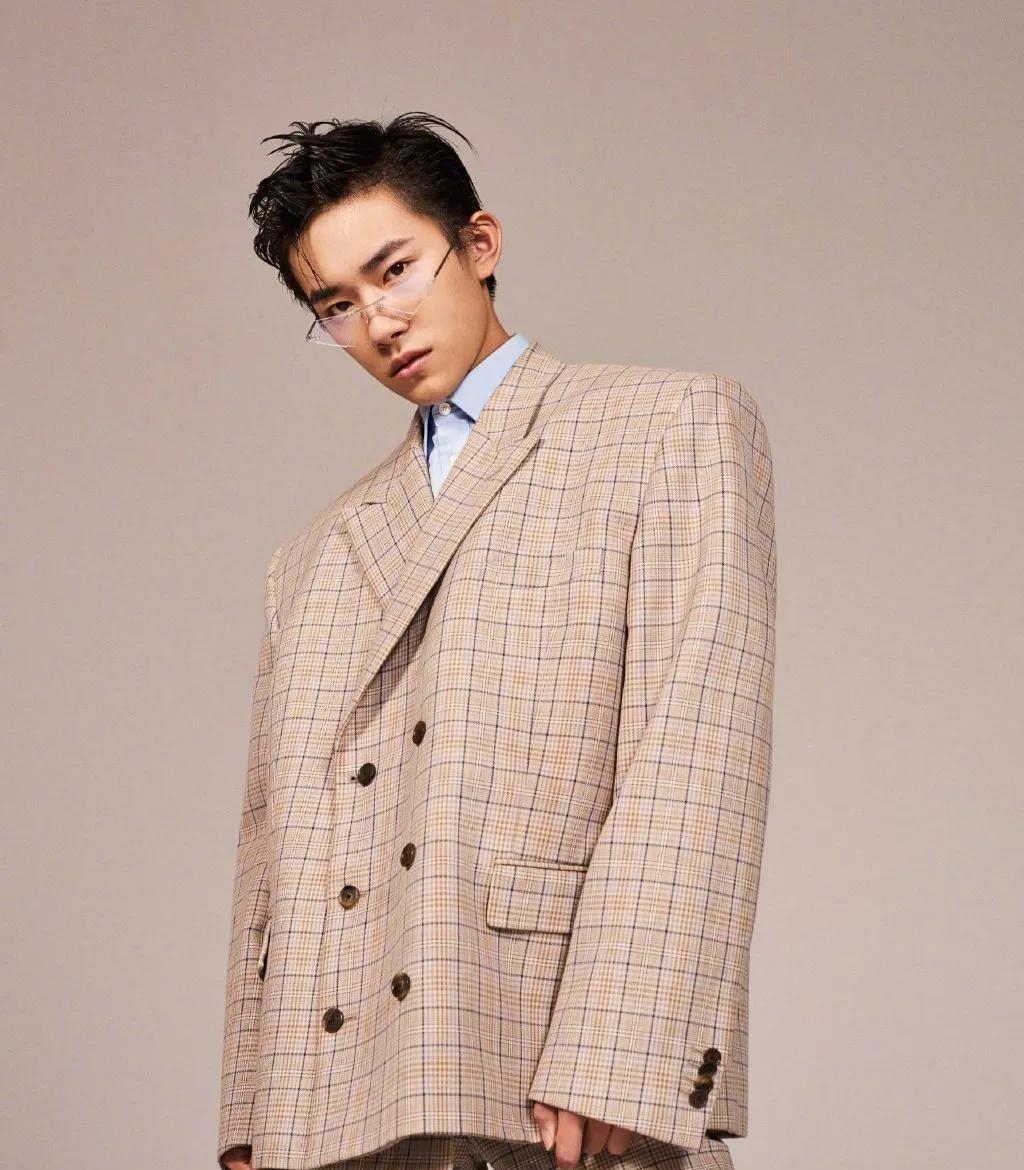 易烊千玺什么民族(易烊千玺少数民族图片) 易烊千玺 民族 第2张