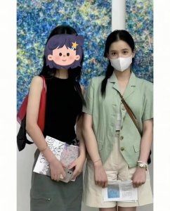​网友晒偶遇张婧仪看展，素颜五官超立体，公主又可爱又美
