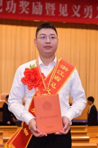 ​被连砍三刀，其中一刀就在胸口！他依然死死抓住歹徒不放……