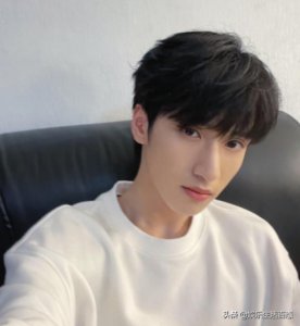 ​严浩翔小号微博，严浩翔最近在微博上发了照片