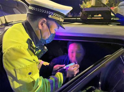 ​喝了一瓶啤酒后开车，网约车司机丢“饭碗”