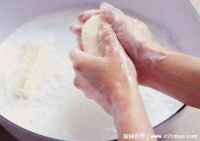 ​衣服染色怎么洗掉妙招，教你3招快速解决(用肥皂水就能洗掉)