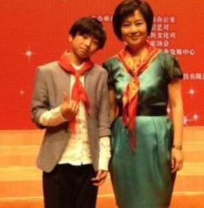 ​蔡徐坤鞠萍同台主持 拿着话筒落落大方毫不怯场