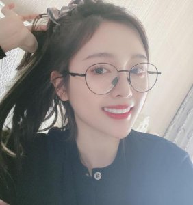 ​吴宣仪自曝长胖一公斤 坦言在家偷偷喝奶茶脸都圆了 近年来，吴宣仪在娱乐圈发