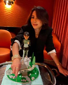 ​刘嘉玲提前庆 57 岁生日！浑身珠宝贵气逼人，杨千嬅老公送定制蛋糕