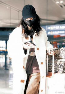 ​迪丽热巴机场饭拍图曝光！白色长款羔羊衣气质十足