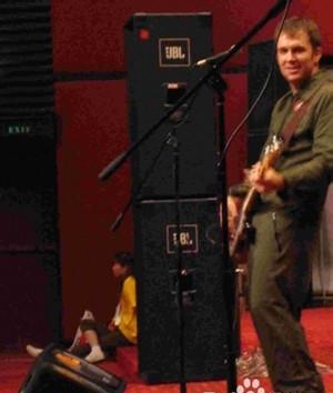 歌手为什么戴耳机(直播唱歌为什么戴耳机) 歌手 第2张