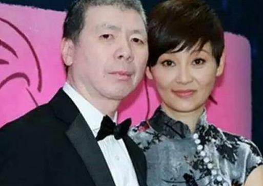冯小刚离过婚吗 冯小刚现任妻子是谁