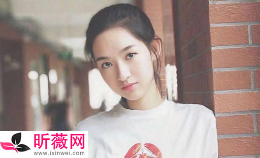 肖战现在真正的女朋友 和李沁王玉雯传出过绯闻