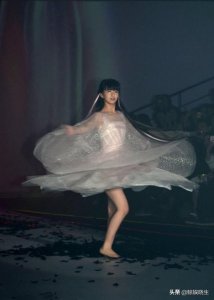 ​小彩旗转圈为什么不晕（春晚转了4个小时的小彩旗）