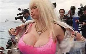 世界胸部最大女人图片 已经严重影响审美观