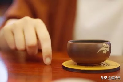 ​倒茶礼仪从左手还是右手（倒茶时应该从哪个方向开始）