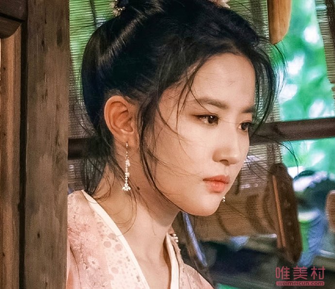 梦华录刘亦菲耳朵怎么回事 剧中的耳环过敏了