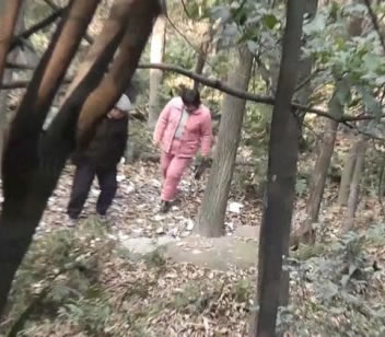 树林里老年妇女的肮脏交易 中老年妇女在树林卖