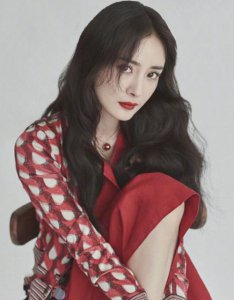 ​杨幂的胸下垂？D罩大胸不服不行