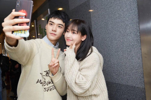 龚俊公开的女朋友是谁照片？龚俊和周雨彤私下什么关系在谈恋爱吗