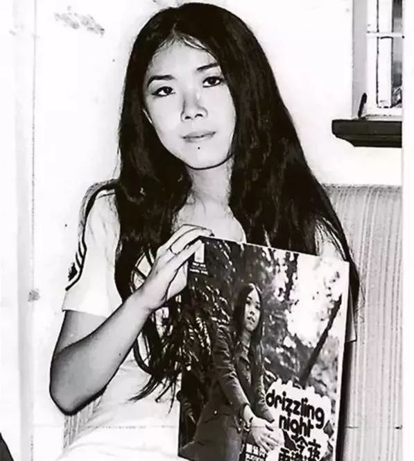 关菊英嫁富婆周伟利结婚激吻照,周伟利为啥整成男人变性前女装照