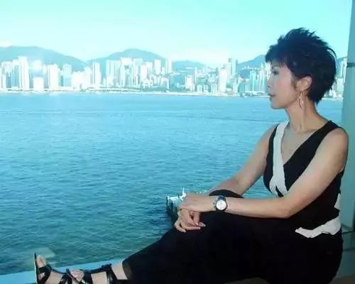 关菊英嫁富婆周伟利结婚激吻照,周伟利为啥整成男人变性前女装照